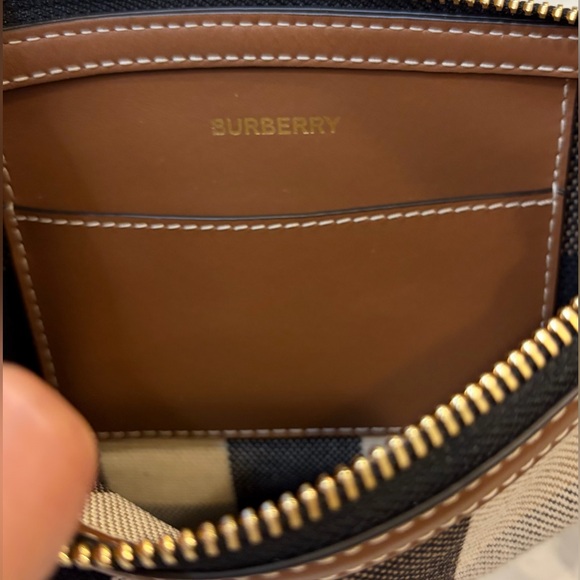 🖤🤎NWT BURBERRY TAUPE BROWN/BLACK CHECK CANVAS WRISTLET🤎🖤
SCENTED WATER INCLUDED - Picture 5 of 12